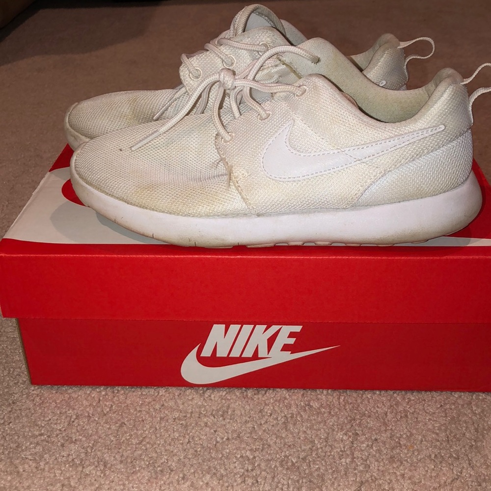 Kids size 3 Nike roshes